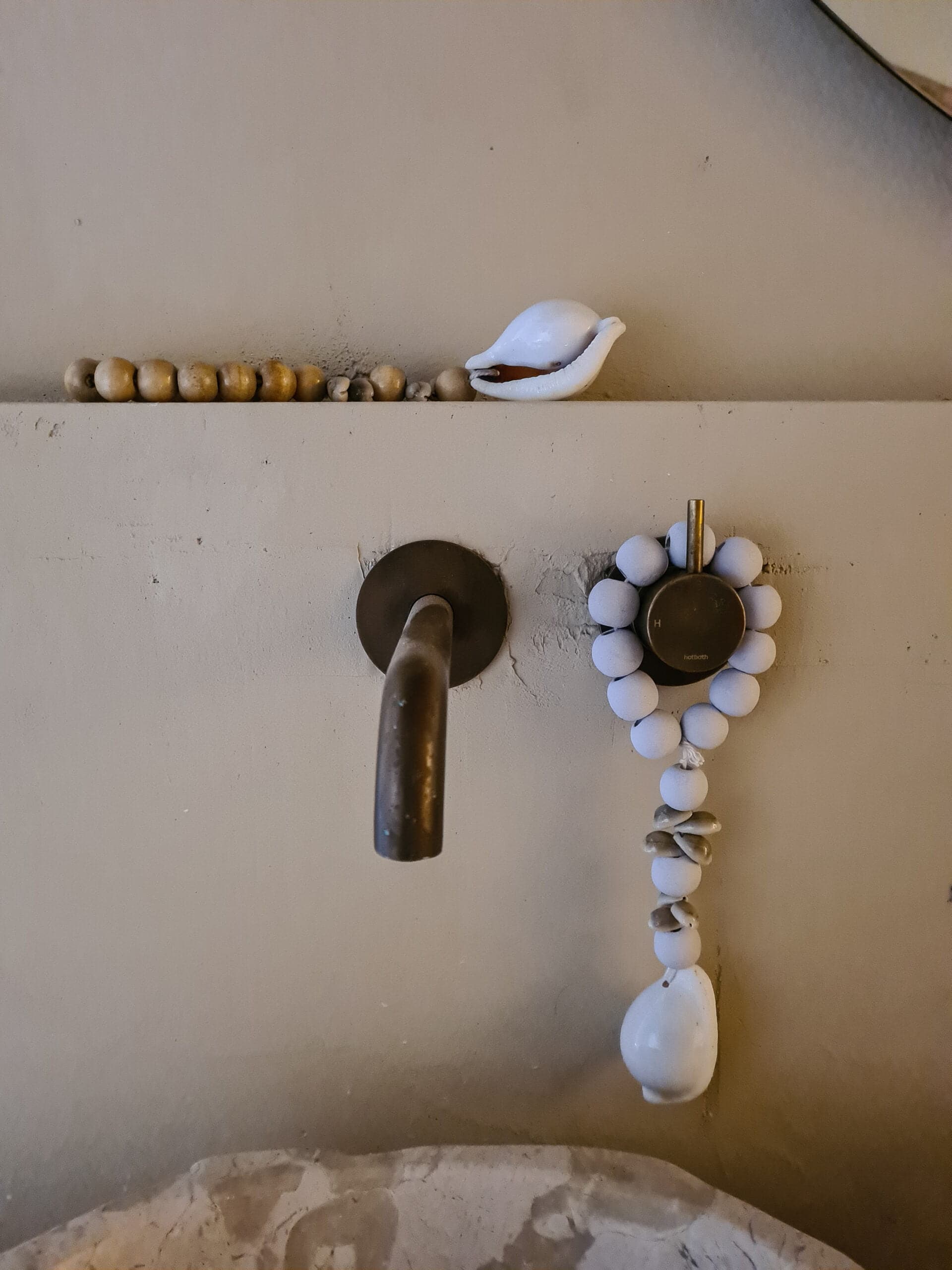 Segovia White Shell Hanger - Stylish Wardrobe Accessory