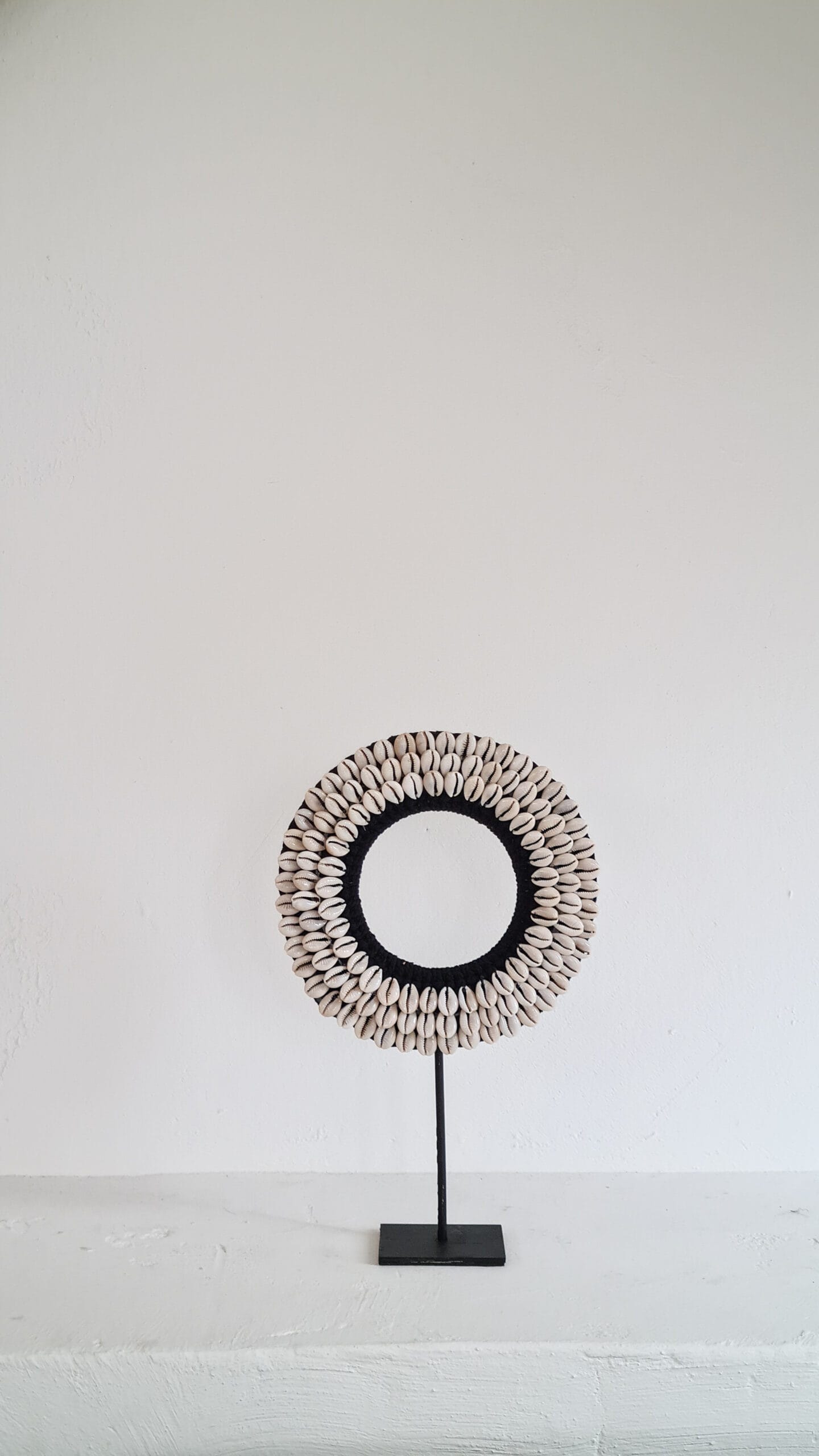 Arona Nature-Inspired Shell Necklace - Black Accent