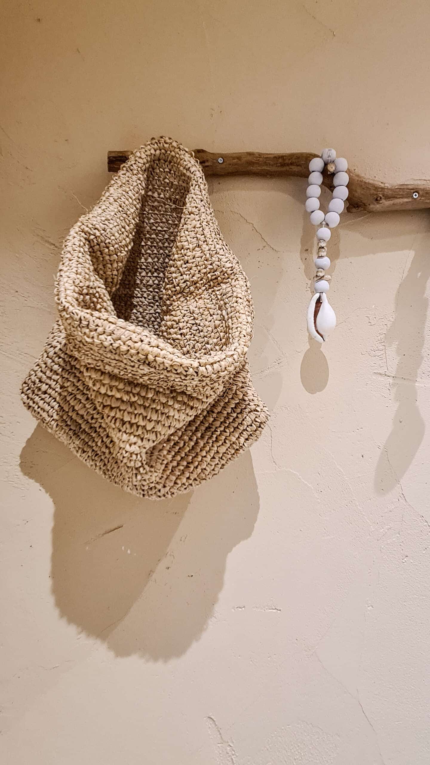 Segovia White Shell Hanger - Stylish Wardrobe Accessory